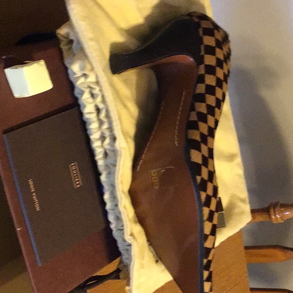 Louis Vuitton pony skin pump with gold square. - Picture 6 of 6